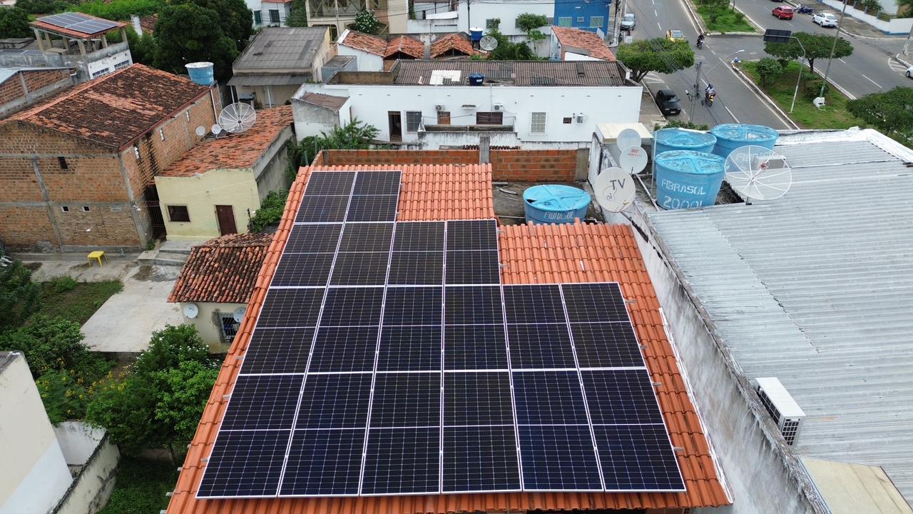 Conjunto de painéis fotovoltaicos em residência